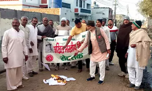 Rohtak किसान सभा ने मसौदा बीज विधेयक-2025 की कॉपी जलाई। Rohtak किसान सभा ने मसौदा बीज विधेयक-2025 की कॉपी जलाई।