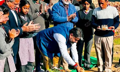 पूर्व मंत्री ने Ambala के सरकारी स्कूल में लाइब्रेरी का शिलान्यास किया।