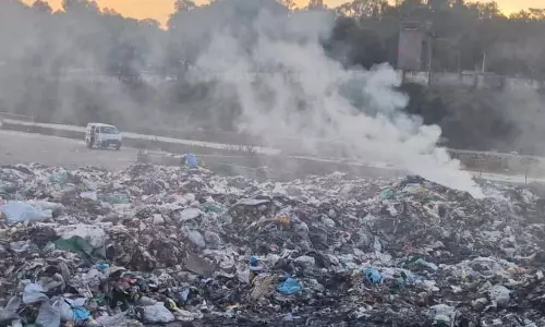 Jammu: लोगों ने प्रशासन से कूड़ा जलाने पर रोक लगाने की मांग की Jammu: लोगों ने प्रशासन से कूड़ा जलाने पर रोक लगाने की मांग की
