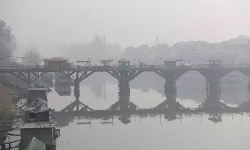 Kashmir में भीषण ठंड की लहर जारी ; बर्फबारी का कोई अनुमान नहीं है Kashmir में भीषण ठंड की लहर जारी ; बर्फबारी का कोई अनुमान नहीं है