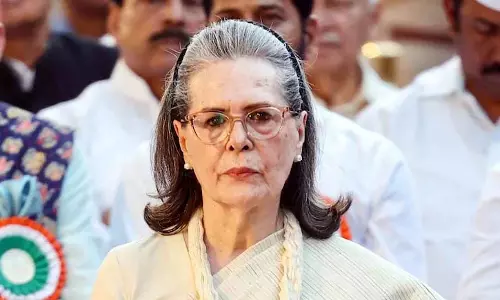 सोनिया गांधी को कोर्ट का नोटिस सोनिया गांधी को कोर्ट का नोटिस