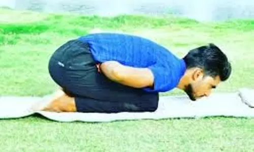 Yoga: जोड़ों के दर्द से राहत पाने के लिए रामबाण योग आसन