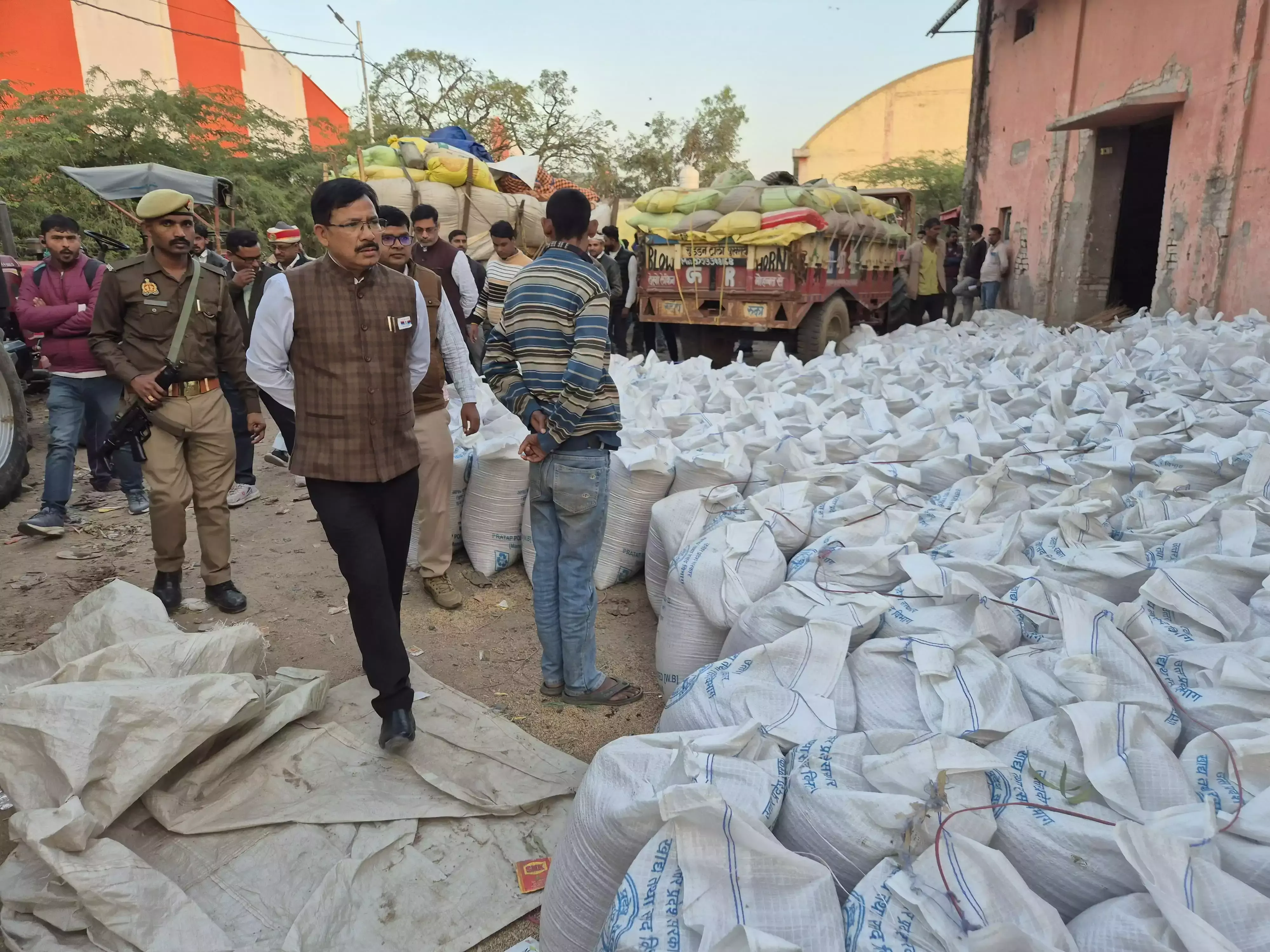 Orai: जिलाधिकारी ने किसानों से खरीदी प्रक्रिया पर लिया फीडबैक Orai: जिलाधिकारी ने किसानों से खरीदी प्रक्रिया पर लिया फीडबैक