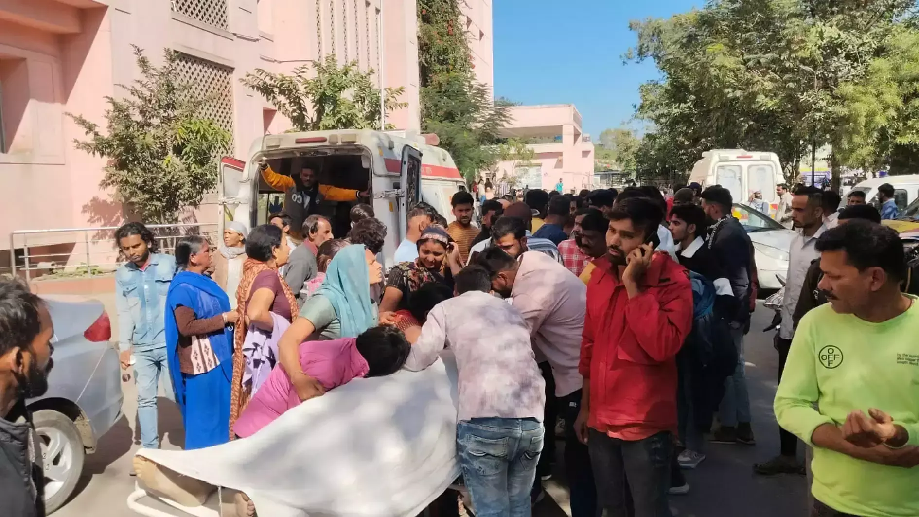 Ujjain: सीएसपी की समझाइश के बाद चरक अस्पताल का हंगामा खत्म Ujjain: सीएसपी की समझाइश के बाद चरक अस्पताल का हंगामा खत्म