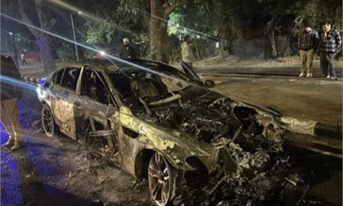 Chandigarh: चलती BMW बनी आग का गोला,मची अफरा-तफरी Chandigarh: चलती BMW बनी आग का गोला,मची अफरा-तफरी