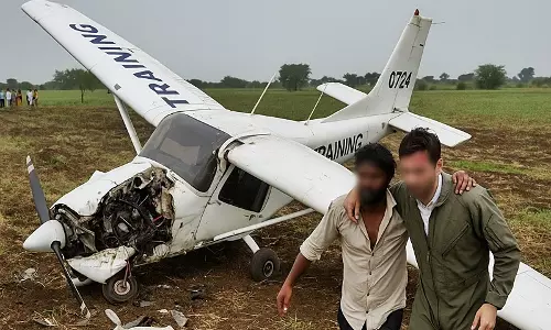 Bhopal: ट्रेनिंग विमान दुर्घटनाग्रस्त; ग्रामीणों ने पायलट और ट्रेनी को बचाया Bhopal: ट्रेनिंग विमान दुर्घटनाग्रस्त; ग्रामीणों ने पायलट और ट्रेनी को बचाया