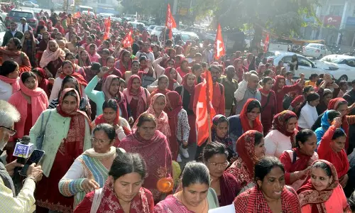 Karnal में आशा कार्यकर्ताओं का विरोध प्रदर्शन