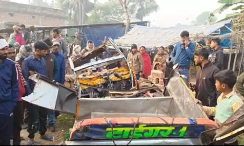 बस और ऑटो की टक्कर में तीन की मौत, पांच से अधिक लोग घायल