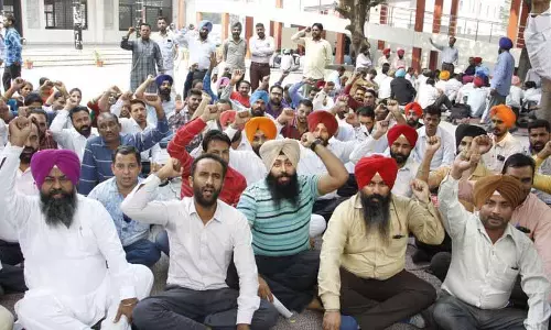 Jalandhar: प्रिंसिपल ने सैलरी में देरी को लेकर टीचर्स यूनियन के विरोध प्रदर्शन का समर्थन किया Jalandhar: प्रिंसिपल ने सैलरी में देरी को लेकर टीचर्स यूनियन के विरोध प्रदर्शन का समर्थन किया