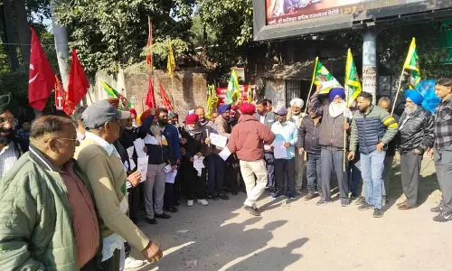 Jalandhar: शांतिपूर्ण विरोध प्रदर्शनों में बिजली के बिल की कॉपियां जलाई गईं Jalandhar: शांतिपूर्ण विरोध प्रदर्शनों में बिजली के बिल की कॉपियां जलाई गईं