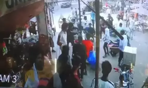 20 मिनट तक युवक को बेरहमी से पीटा, 12 गुंडों के खिलाफ FIR दर्ज 20 मिनट तक युवक को बेरहमी से पीटा, 12 गुंडों के खिलाफ FIR दर्ज