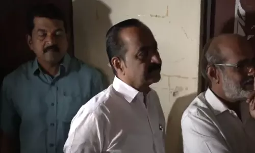 केरल स्थानीय निकाय चुनाव: वीडी सतीसन ने कोच्चि में डाला वोट केरल स्थानीय निकाय चुनाव: वीडी सतीसन ने कोच्चि में डाला वोट