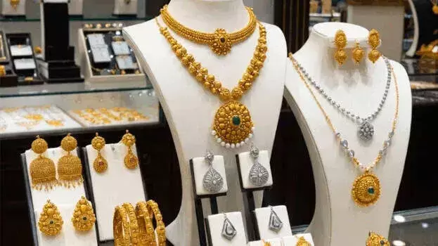 राज्य में सोने की कीमतों में थोड़ी गिरावट आने से ज्वेलरी प्रेमियों को राहत मिली है
