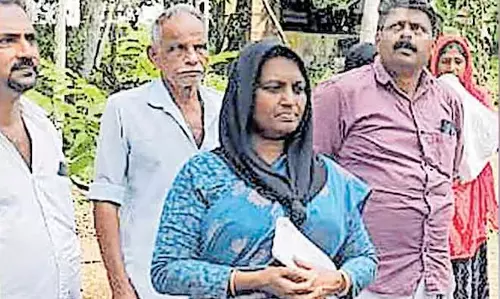 Kerala : एडाक्कारा की हसीना टीचर चुनाव के दिन तक नहीं पहुंच पाईं Kerala : एडाक्कारा की हसीना टीचर चुनाव के दिन तक नहीं पहुंच पाईं