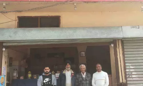 Sahnewal ने धर्मेंद्र को उनकी 90वीं जयंती पर गजरेला के साथ याद किया Sahnewal ने धर्मेंद्र को उनकी 90वीं जयंती पर गजरेला के साथ याद किया