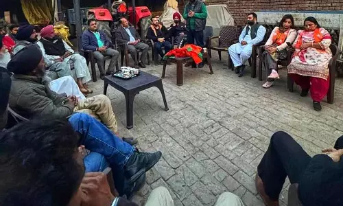 BJP केंद्र की कल्याणकारी योजनाओं से निवासियों को लुभा रही है