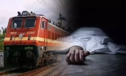 Farrukhabad: रेलवे ट्रैक पर मिली युवक की लाश, आत्महत्या का संदेह Farrukhabad: रेलवे ट्रैक पर मिली युवक की लाश, आत्महत्या का संदेह