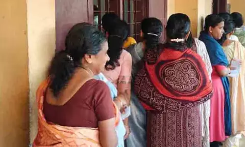 Kerala : पोलिंग एजेंट 10 रुपये के नोट लेकर इलेक्शन बूथ में क्यों जाते