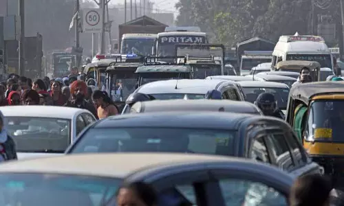 Ludhiana में आंगनवाड़ी कार्यकर्ताओं द्वारा ट्रैफिक जाम करने से यात्रियों को परेशानी हो रही Ludhiana में आंगनवाड़ी कार्यकर्ताओं द्वारा ट्रैफिक जाम करने से यात्रियों को परेशानी हो रही