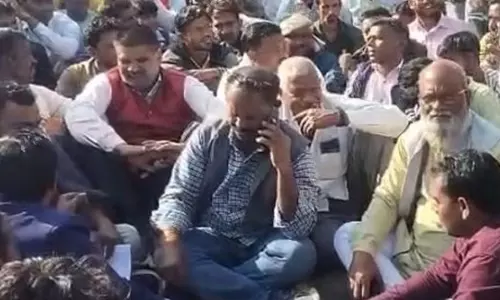 बुलडोजर कार्रवाई के विरोध में चक्काजाम, बलरामपुर में आवागमन बाधित रहा