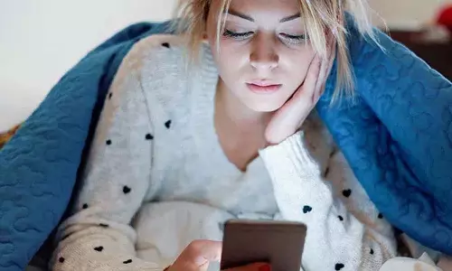 आप अपने phone कहाँ और कैसे इस्तेमाल करते हैं? ऐसा करना बहुत खतरनाक है! आप अपने phone कहाँ और कैसे इस्तेमाल करते हैं? ऐसा करना बहुत खतरनाक है!