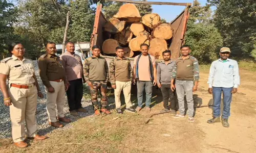 ट्रक से साल के बड़े-बड़े लट्ठे जब्त, बलरामपुर में तस्करी नाकाम ट्रक से साल के बड़े-बड़े लट्ठे जब्त, बलरामपुर में तस्करी नाकाम