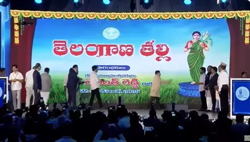 रेवंत ने वर्चुअली सभी जिला कलेक्टरों के ऑफिस में Telangana तल्ली की मूर्तियों का अनावरण किया रेवंत ने वर्चुअली सभी जिला कलेक्टरों के ऑफिस में Telangana तल्ली की मूर्तियों का अनावरण किया