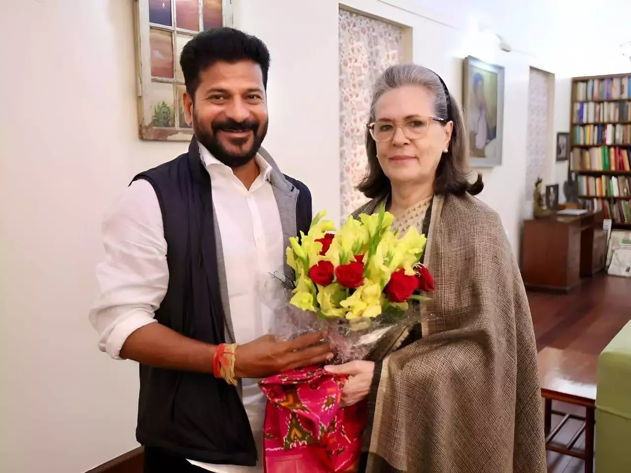 रेवंत ने सोनिया गांधी को बधाई दी Telangana को राज्य का दर्जा दिलाने का श्रेय उन्हें दिया रेवंत ने सोनिया गांधी को बधाई दी Telangana को राज्य का दर्जा दिलाने का श्रेय उन्हें दिया