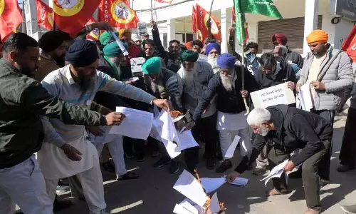 Chandigarh: किसानों और पावरकॉम कर्मचारियों ने विरोध प्रदर्शन किया, संशोधन विधेयक की प्रतियां जलाईं