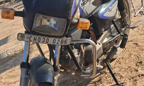 Zirakpur-Patiala रोड पर ट्रक की टक्कर से बाइक सवार पिता-बेटी की मौत Zirakpur-Patiala रोड पर ट्रक की टक्कर से बाइक सवार पिता-बेटी की मौत