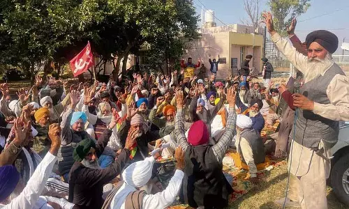Amritsar: किसानों ने प्रस्तावित बिजली अधिनियम संशोधनों के खिलाफ प्रदर्शन किया