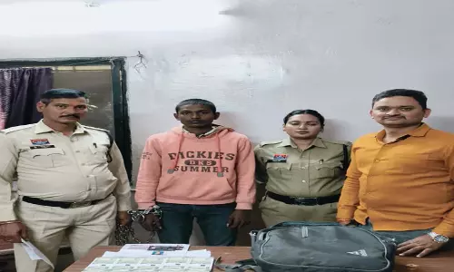रायपुर में लाखों की चोरी करने वाला शातिर चोर गिरफ्तार, 5 लाख बरामद रायपुर में लाखों की चोरी करने वाला शातिर चोर गिरफ्तार, 5 लाख बरामद