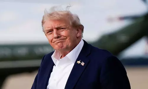 Trump के हाथ पर पट्टी ने स्वास्थ्य संबंधी चिंताओं की एक नई लहर पैदा कर दी