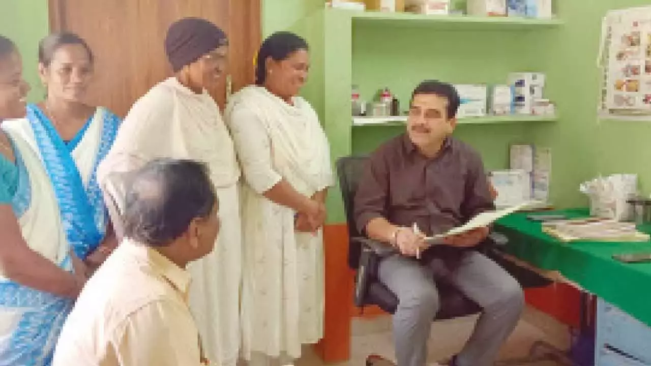 Telangana: DHO ने PHC, सब-सेंटरों का निरीक्षण किया