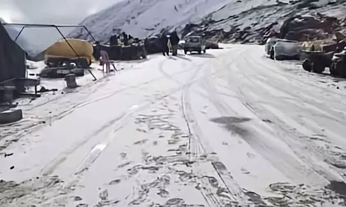 Himachal: पर्यटन स्थल रोहतांग पास में फिर से बर्फबारी शुरू हो गई है