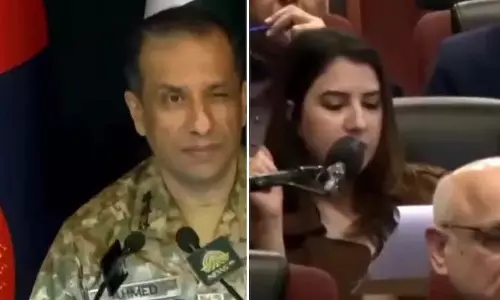 पाकिस्तानी सेना के DG ISPR को महिला पत्रकार को आंख मारने पर आलोचना का सामना करना पड़ रहा पाकिस्तानी सेना के DG ISPR को महिला पत्रकार को आंख मारने पर आलोचना का सामना करना पड़ रहा