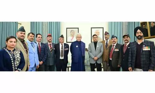 Jammu: एलजी ने सशस्त्र बलों के दिग्गजों से बातचीत की Jammu: एलजी ने सशस्त्र बलों के दिग्गजों से बातचीत की