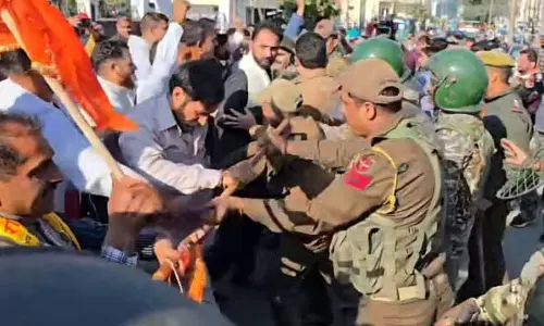 संघर्ष समिति ने एडमिशन रद्द करने की मांग को लेकर Shrine Board office के बाहर विरोध प्रदर्शन किया
