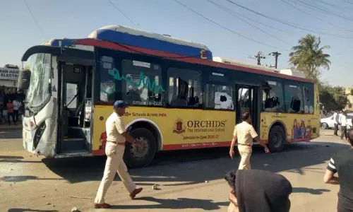 PMP पर हुई टक्कर में एक व्यक्ति की मौत, गर्भवती महिला गंभीर रूप से घायल