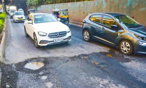 करोड़ों के टेंडर के बावजूद Dapodi-Nigdi Grade सेपरेटर पर गड्ढे ठीक नहीं हुए।