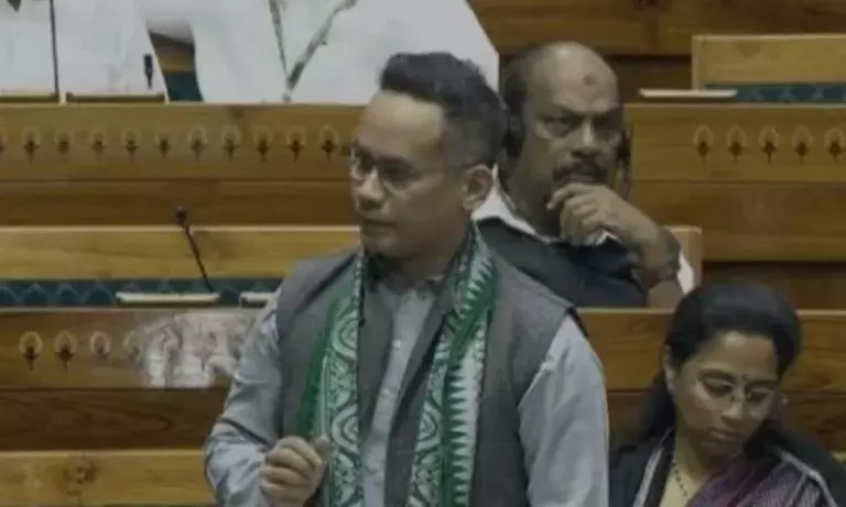 Assam चाय बागान की महिलाओं के अधिकारों के लिए गोगोई ने की अपील Assam चाय बागान की महिलाओं के अधिकारों के लिए गोगोई ने की अपील