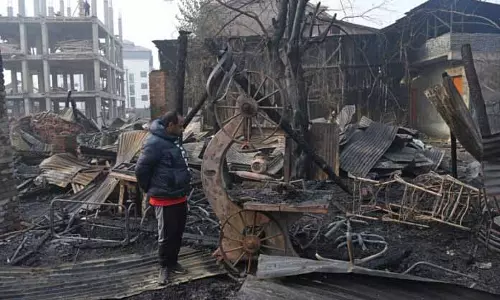 Srinagar में आग लगने से फर्नीचर यूनिट जलकर खाक हो गई Srinagar में आग लगने से फर्नीचर यूनिट जलकर खाक हो गई