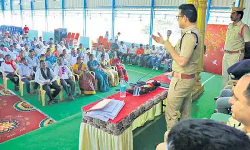 Telangana: ग्राम पंचायत चुनाव के पहले चरण में सुरक्षा कड़ी Telangana: ग्राम पंचायत चुनाव के पहले चरण में सुरक्षा कड़ी