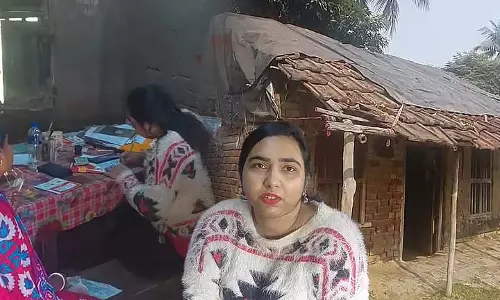 जीर्ण-शीर्ण हालत में Mahishrekha डाकघर, प्लास्टरबोर्ड की छत