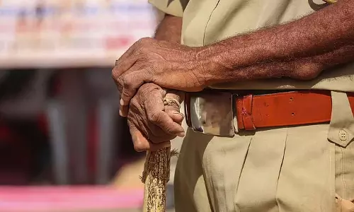 Love Marriage की वजह से अशांति पुलिस स्टेशन में हंगामा, तारापीठ में सामान का आदान-प्रदान हुआ Love Marriage की वजह से अशांति पुलिस स्टेशन में हंगामा, तारापीठ में सामान का आदान-प्रदान हुआ