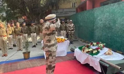 दिल्ली मेट्रो में ड्यूटी के दौरान शहीद हुआ सीआईएसएफ का के9 हीरो ‘राजा’, पूरे सम्मान के साथ दी गई अंतिम विदाई दिल्ली मेट्रो में ड्यूटी के दौरान शहीद हुआ सीआईएसएफ का के9 हीरो ‘राजा’, पूरे सम्मान के साथ दी गई अंतिम विदाई