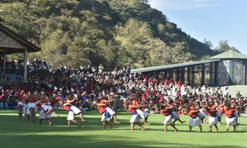 हॉर्नबिल फेस्टिवल के दूसरे दिन आदिवासी कलाकारों ने रंगारंग कार्यक्रम पेश किए हॉर्नबिल फेस्टिवल के दूसरे दिन आदिवासी कलाकारों ने रंगारंग कार्यक्रम पेश किए