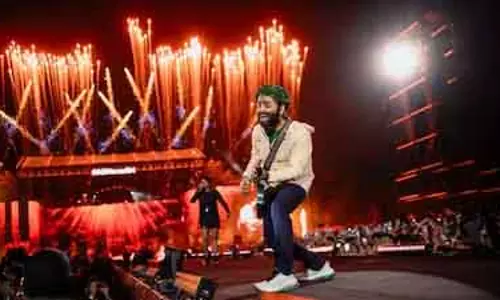 Arijit Singh का रोमांटिक ट्रैक फितरतें हुआ रिलीज़ Arijit Singh का रोमांटिक ट्रैक फितरतें हुआ रिलीज़