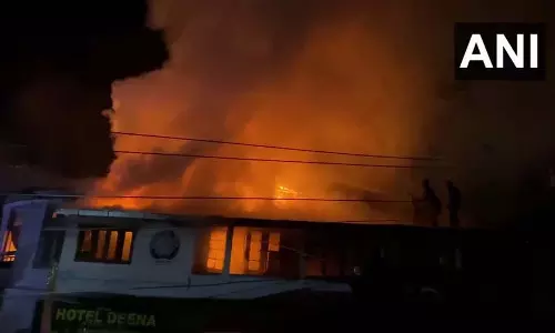 भवन में आग, दमकल की कई गाड़ियां मौके पर