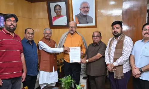 बिल्हा विधायक धरमलाल कौशिक ने राज्यपाल रमेन डेका से की सौजन्य भेंट बिल्हा विधायक धरमलाल कौशिक ने राज्यपाल रमेन डेका से की सौजन्य भेंट